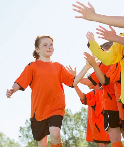 <p>"L'ideale è proporre ai bambini uno <b>sport di squadra</b>, magari abbinato a una disciplina individuale e completa come il nuoto" continua l'esperta. "Le attività di gruppo, infatti, insegnano ai piccoli alcuni dei più importanti valori della vita, quali l'amicizia, la solidarietà, la lealtà, il lavoro di squadra, il rispetto delle regole. Ma anche l'autostima, la fiducia in sé e negli altri, il rispetto degli avversari, la modestia e la capacità di affrontare i problemi al posto di arrendersi". Tutti principi che sono alla base di una serena dimensione sociale e di una crescita armonica. Lo sport aiuta anche a liberarsi da problemi come stress, ansia o senso di solitudine di cui, a volte, possono soffrire anche i bambini. E, infine, stimola l'apprendimento, cosa che in genere migliora anche il loro rendimento scolastico.</p>