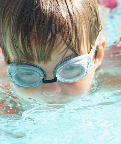 <p>"Frequentare la palestra, la piscina o il campo di atletica, infine, favorisce un buon <b>sviluppo sensoriale</b>" prosegue Antonietta Marchi. "Perché rappresenta un'immersione nella realtà che compensa l'invasione di virtuale cui sono sottoposte le giovani generazioni, quelle dei cosiddetti nativi digitali". Merito di gesti come immergersi in acqua, afferrare la palla o la racchetta, sentire il vento sulla pelle durante una corsa, sudare, sporcarsi. Per i bambini di oggi che, spesso, passano gran parte delle loro giornate seduti in ambienti chiusi (e non possono certo scendere a giocare a pallone per strada come facevano i loro genitori), praticare uno sport, quindi, è molto importante.Non certo per farne a tutti i costi dei campioni. Ma per vederli camminare sani e sereni verso il futuro.</p>