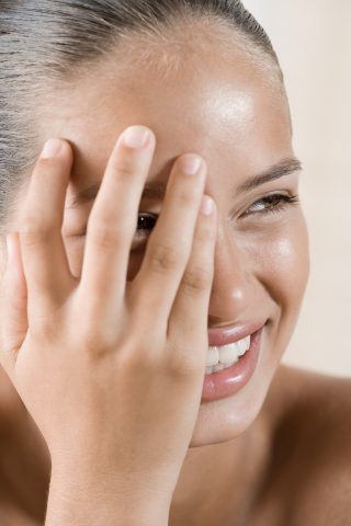 <p>La sicurezza in te stessa non è il tuo forte? É ora di dare un taglio ai blocchi che rallentano la tua crescita.<b> Cosa ti fa sentire insicura?</b> La poca sicurezza in se stessi non permette la libera espressione di sé: di solito questa <b>scarsa considerazione di sé</b> è intimamente implicata a motivazione legate al nostro corpo, il carattere o insicurezze che da piccole non abbiamo risolto nel giusto modo. Analizza ciò che ti fa sentire insicura e... <a href="http://blog.donnamoderna.com/schelotto/2012/03/22/la-fatica-di-voler-bene-a-se-stesse/" target="_blank" rel="noopener noreferrer" data-mce-href="http://blog.donnamoderna.com/schelotto/2012/03/22/la-fatica-di-voler-bene-a-se-stesse/">diventa amica delle tue insicurezze</a>! Inizia a guardarle con simpatia. Rifletti su tutte le volte in cui ti sei censurata e immagina come avresti affrontato una certa situazione: ti accorgerai che non serve azzerare ciò che è il tuo carattere. Basta trasformare, passo dopo passo, il tuo timido sorriso nello <b>sguardo di una donna consapevole di sé</b>.</p>