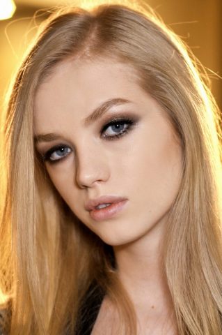 <p>Lavora sull'autostima attraverso <b>la tua bellezza</b>. Qual è il look che ti fa sentire meglio nella tua pelle? Spesso le persone con uno scarso valore di sé utilizzano abiti che non le valorizzano: inizia a scegliere accessori in linea con ciò che ti piace ma... <b>divertiti ad osare!</b> Cura il tuo corpo <a href="https://www.donnamoderna.com/bellezza/viso-e-corpo/vestirsi-secondo-forma-corpo" target="_blank" rel="noopener noreferrer" data-mce-href="https://www.donnamoderna.com/bellezza/viso-e-corpo/vestirsi-secondo-forma-corpo">valorizzando le tue forme</a>: crea un tuo rito di bellezza, prova <a href="https://www.donnamoderna.com/bellezza/viso-e-corpo/fiori-trattamenti" target="_blank" rel="noopener noreferrer" data-mce-href="https://www.donnamoderna.com/bellezza/viso-e-corpo/fiori-trattamenti">maschere e scrub</a>, mantieni i capelli puliti e adotta un trucco discreto che ti aiuti ad <b>esprimere i tuoi lati migliori</b>. Riappropriarci del corpo serve ad aumentare la nostra considerazione di noi stesse.</p>