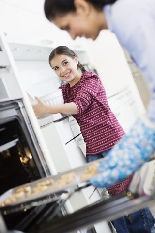 <p><b>ADDIO CATTIVI ODORI DEL FORNO</b></p><p> </p><p>Combatti il cattivo odore del forno igienizzandolo con <b>acqua e aceto</b>, poi spremi mezzo limone in un bicchiere di acqua bollente e posizionalo all'interno del forno. In alternativa puoi mettere a bollire una <b>buccia di limone</b> e versare l'acqua calda in un bicchiere da lasciare <b>per qualche ora</b> nel forno: puoi attuare la stessa operazione anche se hai un microonde. </p>