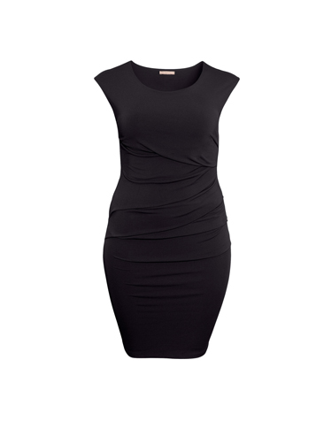 <p>Se ti piaceva il modello della foto precedente, ma pur amando il <b>rosso</b> ne vorresti uno nero, prendi come sputo il modello in foto (H&M, € 29,95).</p><p>Si tratta di un <b>vestito</b> smanicato in jersey pesante e semielasticizzato con drappeggio davanti.</p><p>Certo un <a href="https://www.donnamoderna.com/moda/tendenze/abito-per-essere-bella" target="_self">abito</a> <b><a href="https://www.donnamoderna.com/moda/moda-pratica/autunno-inverno-capi-basic" target="_self">basic</a></b>, ma davvero facile da impreziosire con ricchi accessori.</p>