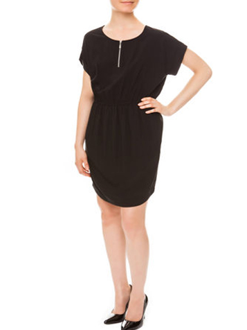 <p>Cerchi un <b>abito</b> semplice da sfruttare in <b><a href="https://www.donnamoderna.com/moda/moda-pratica/look-ufficio-donna-curvy" target="_self">ufficio</a></b>, ma all'occorrenza anche nelle occasioni speciali?</p><p>Il modello in foto dalla vestibilità ultra comoda potrebbe fare al caso tuo.</p><p>Si tratta infatti di un vestito lungo al ginocchio in morbido tessuto e fascia elasticizzata in vita.</p><p>Se volessi indossarlo durante le feste dovrai solo pensare a degli accessori particolari.</p><p>Potresti scegliere un colore, ad esempio il Poppy red e scegliere borse e scarpe in coordinato.</p><p>Per slanciare la figura opta per un <a href="https://www.donnamoderna.com/attualita/News/tacco-12-autostima" target="_self">tacco</a> 8-9 cm possibilmente a spillo!</p><p>Se ti piace il modello in foto, lo trovi da Ovs (€ 29,99).</p>
