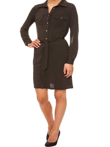<p>In occasione di un pranzo in famiglia durante le festività, potresti pensare a un modello <b>semplice</b> e <b>low cost </b>(Ovs, € 20, taglie disponibili fino alla XL) da indossare con un <b><a href="https://www.donnamoderna.com/moda/accessori/chelsea-boots-stivali-tronchetti" target="_self">tronchetto</a></b> dal tacco medio.</p><p>Si tratta di un <b>abito</b> dalla linea aderente con chiusura frontale a bottoni e dalla vestibilità comoda grazie al morbido tessuto.</p>
