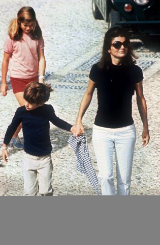 <p>"Non importa cosa avrei potuto realizzare in altri campi, se i miei figli crescessero male, considererei di aver fallito". Ancora una volta <b>Jackie Kennedy</b> vuole far sapere alla stampa l'importanza della famiglia e l'amore per i suoi figli. <b>Caroline</b>, nata nel 1957 e <b>John Jr</b>, nel 1960, non sono gli unici figli degli inquilini della <b>Casa Bianca</b>. Nel 1956, ormai all'ottavo mese di gravidanza, Jacqueline Bouvier perde la sua primogenita <b>Arabella</b> e non perdona al marito di non essere stato al suo fianco in quei giorni dolorosi. Il 7 agosto del 1963, il primo (e unico) crollo pubblico di Jfk è dovuto alla morte dell'ultimogenito <b>Patrick</b>, il cui debole cuore ha resistito solo due giorni. </p>