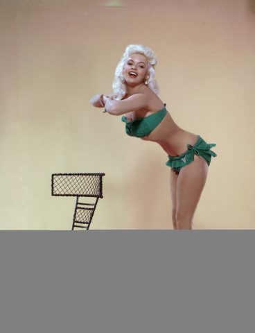 <p>Prima della Monroe, il presidente si prese una colossale sbandata di un'altra bionda esplosiva <b>Jayne Mansfield</b>. Ma il segretario personale dell'attrice si prese la briga di smentire immediatamente la love story con <b>Jfk</b> raccontando che non si trattava affatto di una storia d'amore ma di una "reciproca e irresistibile attrazione fisica".</p>