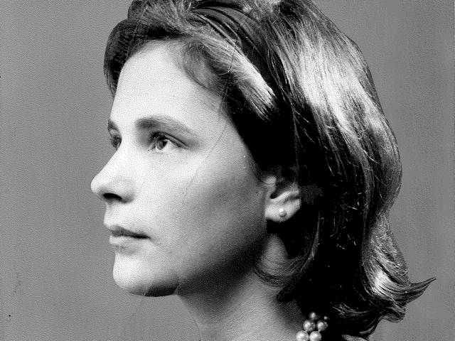 <p><b>Mimi Alford</b> aveva 19 anni quando scrisse alla segreteria della presidenza per avere un'intervista con la 'first lady' per il giornale della scuola. Un anno dopo, Mimi è stata convocata per far parte dello staff della Casa Bianca come stagista e da sempre sostiene di aver avuto una relazione di 18 mesi con Jack iniziata nell’estate del ‘62.</p>