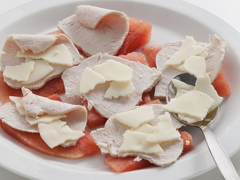 Ricetta Tagliata di tacchino con anguria | Donna Moderna