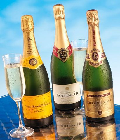 <p><b><i>Spasmi e bruciori di stomaco: </i></b></p><p> <b><i> </i></b>se oltre agli spasmi digestivi acuti si soffre anche di singhiozzo e di coliche addominali, allora consiglio <b>Cuprum metallicum 9 CH, </b>5 granuli ogni ora sino a miglioramento, per poi continuare 4 volte al giorno. <br /> Se la persona lamenta anche dolori crampiformi violenti, a Cuprum si può associare <b>Colocynthis 9 CH </b>medicinale omeopatico indicato per chi ha dolori crampiformi tali da “piegarsi in due” (5 granuli di ognuno ogni mezz’ora). <br />Nel caso invece di bruciori intensi sono utili 5 granuli ogni mezz’ora<b> </b>di<b> Iris versicolor 9 CH</b> e di <b>Kalium bichromicum 9 CH</b>.</p>