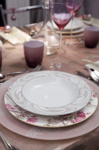 <p><b>PETALI DELICATI</b></p><p> </p><p>Vuoi creare un'atmosfera di tenera <b>morbidezza</b>? Gioca con le sfumature del rosa e gli <b>oggetti antichi</b>: le porcellane della nonna insieme a bicchieri colorati daranno uno slancio emozionale all'appuntamento con il <b>pranzo delle feste</b>. La <b>cromoterapia</b> funziona anche a tavola e ci immerge in sensazioni nuove! <b>Il tocco in più</b>: un mazzolino di rose fresche come <b>centrotavola</b>.</p>
