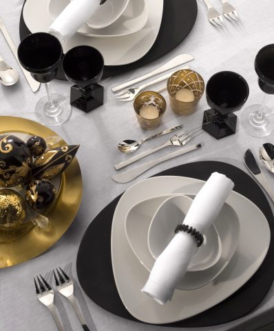 <p><b>L'ELEGANZA DEL NERO</b></p><p> </p><p>Sontuoso, discreto, ricco di mistero: il <b>nero</b> non è per tutti, ma per chi ne sa intuire l'avvolgente <b>bellezza</b>. Scegli sottopiatto e bicchieri scuri: un dettaglio capace di diventare ancora più magnetico se abbinato a una tovaglia candida e un <b>centrotavola</b> nei toni oro con cui impreziosire la <b>tavola</b>.</p>