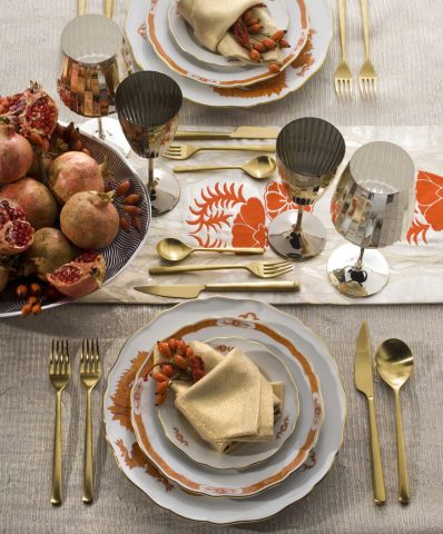 <p><b>ORO, ANGELICHE PRESENZE</b></p><p><b></b></p><p>Le sfumature dorate ispirano una <b>festa dell'anima</b> capace di esprimere la sorpresa e la gioia legate al Natale. Osa una tovaglia oro, a cui abbinare piatti in ceramica bianca e trasparenze color vetro. Oppure gioca con l'opposto: <b>micro dettagli oro</b> di piatti e bicchieri sullo sfondo candido di una tovaglia antica. Il tocco che non può mancare? Una scia infuocata di carminio. Lascia sulla tavola qualche <b>melograno</b>, generoso simbolo di abbondanza e fertilità: frutto beneaugurante e delizioso da condividere a fine pasto.</p>