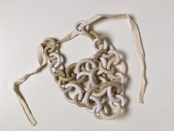 <p><b>COLLANA CON GLI ANELLI: FASE 1</b></p><p><b>Fissa</b> gli anelli al tavolo con la <b>morsa</b> e utilizza il <b>seghetto</b> per tagliare gli anelli: incastrali tra loro. Procedendo dall'alto verso il basso collegali a gruppi <b>di tre in tre</b> creando una figura triangolare. Incolla le parti recise in modo da richiudere gli anelli.</p><p>Ora è il momento di rivestire gli anelli con le <b>strisce di tessuto</b>: utilizza le strisce più corte per gli anelli più piccoli e il tessuto maggiore per gli anelli più grandi. Devi applicare sulla superficie degli anelli la <b>colla</b>, leggermente diluita. Fai <b>attenzione</b> a avvolgere il tessuto intorno all'anello in modo uniforme di modo da non far emergere la colla.</p><p>Procedi, anello dopo anello, costruendo l'intera collana.</p><p>Vuoi vedere l'<b>effetto finale</b>? Clicca sulla freccia e visualizza nella <b><a href="https://www.donnamoderna.com/casa/fai-da-te/3-collane-low-cost-gioielli-originali/photo/Collana-di-riciclo-fai-da-te-gioielli#dm2013-su-titolo" target="_self">pagina seguent</a>e</b>.</p>