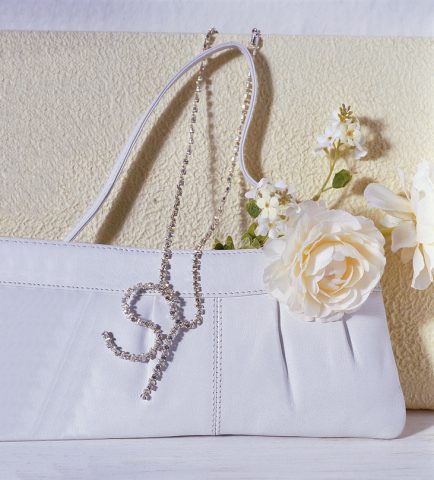 <p><b>ROMANTICO SÍ: COLLANA DI CRISTALLI</b></p><p>Ti <b>occorrono</b>: catena di cristalli per 60 cm, cm 14 di filo di ferro, filo metallico sottile, una chiusura, tronchese.</p><p><b>Fissa</b> con il filo metallico sottile circa 5 cm di catena al filo di ferro in modo da formare la lettera <b>L</b>, poi fissa con il filo metallico sottile cm 8 circa di catena al filo di ferro e modellalo fino a formare la lettera <b>S</b>. Taglia, con il tronchese, cm 47 di catena e blocca centralmente, con il filo metallico sottile, le due lettere. Infine ultima il lavoro inserendo alle due estremità della collana le chiusure in metallo.</p>