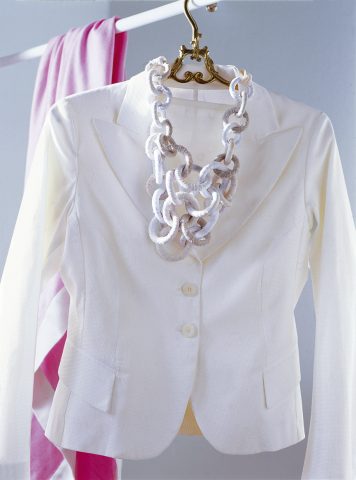 <p><b>COLLANA CON ANELLI: FASE 2</b></p><p> </p><p>Cuci la<b> fettuccia</b> a macchina al rovescio: con l'aiuto di una <b>spilla da balia</b> girala e inseriscila negli ultimi due anelli. Ti basta un fiocco per chiudere la collana: un originale <b>bijoux low cost</b> perfetto in ogni momento della giornata.</p>