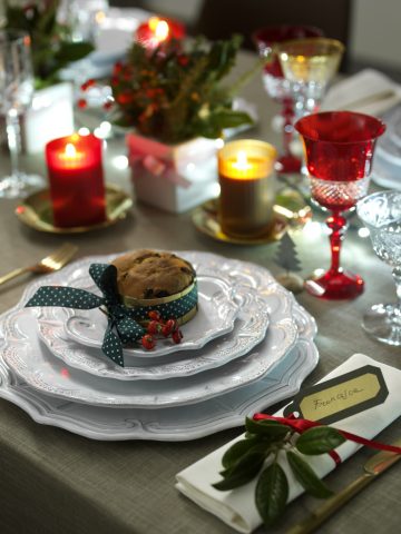 <p><b>UN TOCCO DI VERDE</b></p><p>Decora la tavola con un'impronta allegra grazie a un agrifoglio e qualche rametto sempreverde da chiudere con un <b>nastrino di raso rosso</b>. Puoi lasciare piccoli vasetti disposti lungo il tavolo e un mazzetto sul tovagliolo. Il panettone mignon? Un <b>buffo segnaposto</b> che gli invitati potranno portare a casa o assaggiare insieme.</p>