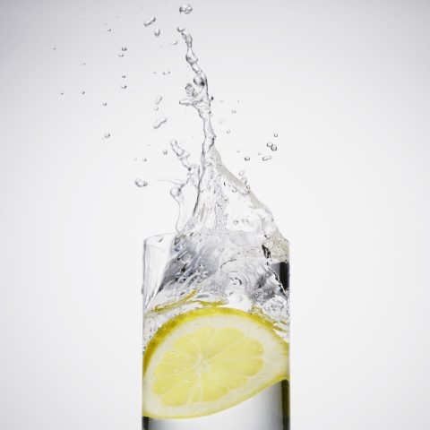 <p><b>LIMONE, AIUTO NATURALE</b></p><p>Buon giorno <b>detox</b> con il limone: scalda un pentolino d'acqua, in cui spremerai del <b>limone fresco</b>. Un rimedio naturale particolarmente consigliato dopo una serata di bagordi, prezioso per depurare il fegato e <b>eliminare le tossine</b>, da bere la mattina <b>a digiuno</b> con una cannuccia in modo da preservare lo smalto dei denti. <b>Attenzione</b> a non esagerare: la bevanda non è consigliata a chi soffre di gastrite. In alternativa, prevedi delle mattine in cui assumere solo acqua a digiuno. D'<b>estate</b>, quando il caldo ti sfinisce, invece di gettarti sulle bevande zuccherate e gassate, ricche di zuccheri, prepara qualche <b>bottiglia</b> d'acqua da tenere in frigo, in cui avrai aggiunto gocce di limone fresco e un rametto di <b>menta</b>. Un drink realmente dissentante e profumato che soddisfa la gola e pensa anche al tuo <b> benessere</b>.</p>