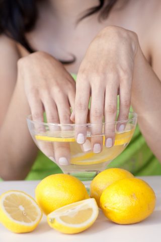 <p><b>LIMONE E BELLEZZA</b></p><p> </p><p>L'alternativa all'ultimo <b>risciacquo</b> con l'aceto? Il limone: diluito nell'acqua, aiuta a ridurre la <b>forfora</b>. Prova a mescolare acqua e limone in una ciotola e sciacqua i capelli dopo averli lavati. Secondo un vecchio rimedio della nonna il limone fa bene anche alla bellezza delle <b>unghie</b>: infila le dita in mezzo limone, poi strofina le unghie con un pezzo di <b>buccia</b>. Le unghie cresceranno più forti e il limone sbiancherà le antipatiche tracce di <b>nicotina</b>, strategia utile per chi fuma.</p>