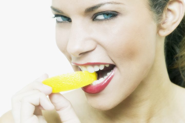 <p><b>MAL DI GOLA?</b></p><p> </p><p>Il limone possiede un'<b>azione antisettica</b> e <b>battericida</b>, tanto da aver svolto un importante ruolo durante l'epidemia di colera in <b>Venezuela</b> nel 1855. Antisettico per le ferite, il succo di limone può essere molto efficace contro<b> tonsilliti e faringiti</b>: tampona le tonsille con un cotton fioc imbevuto nel succo di limone e, se di frequente soffri di mal di gola, disinfetta la gola con<b> gargarismi</b> di acqua e limone fresco.</p>