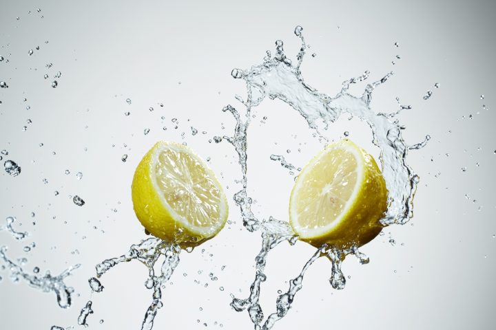 <p><b>LIMONE E BENESSERE</b></p><p> </p><p>Il limone è depurativo, <b>disintossica</b> l'organismo e possiede un effetto <b>alcalinizzante</b>. Consigliato soprattutto per chi segue una dieta ricca di carne, è utile per la salute del <b>fegato</b>, oltre a essere un valido aiuto per chi soffre di <b>calcoli</b>, gotta e artrite. Soffri di <b>problemi di circolazione</b>? Effettua sulle tue gambe un <b>auto-massaggio</b>, procedendo dal basso verso l'alto, con olio essenziale di limone. Prezioso per gonfiori, trombosi, edemi, il limone migliora la circolazione sanguigna e rafforza i <b>vasi capillari</b>.</p>