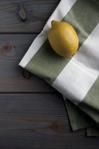 <p><b>RIMEDI NATURALI PER SMACCHIARE</b></p><p> </p><p>Macchie difficili? Bagna il <b>tessuto</b> con una generosa dose di limone, copri con <b>sale fino</b> e lascia agire per un paio d'ore. Ottima strategia per rendere di nuovo candidi i capi bianchi ingialliti o togliere le macchie di <b>ruggine</b>.</p>