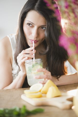 <p><b>LIMONE DIGESTIVO</b></p><p> </p><p>Chi non conosce il <b>canarino</b>? Per preparare la celebre bevanda digestiva metti a bollire una <b>buccia di limone</b> nell'acqua: se vuoi puoi aggiungere una foglia d'<b>alloro</b>. Se sei di fretta ti basta <b>un bicchiere</b> d'acqua fresca, a cui aggiungere del limone fresco. Effetto digestivo garantito.</p>