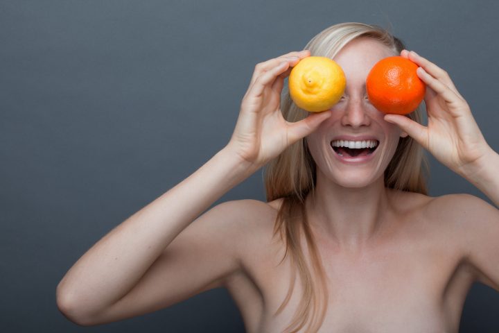 <p><b>LIMONE E DIETA</b></p><p> </p><p>Ricerche scientifiche hanno indagato l'<b>effetto del limone</b> su metabolismo e dieta. Secondo alcuni studi inserire nella propria alimentazione questo frutto faciliterebbe la <b>perdita di peso</b>. Inoltre grazie alla <b>pectina</b> il limone aiuterebbe a contrastare gli <b>attacchi di fame</b>. Una dieta alcalinizzante mostra miglioramenti sulla funzionalità epatica, stimola il sistema immunitario, e regolerebbe i livelli ematici di glucosio, aspetto fondamentale per il controllo dell'appetito. Usa il <b>limone fresco</b> per condire insalata e riso. Inoltre puoi assumerlo nell'arco della giornata spremendo qualche goccia di limone fresco nell'<b>acqua</b>, da sorseggiare con calma.</p>
