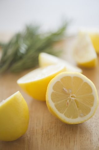 <p><b>LIMONE E PULIZIE DI CASA </b></p><p> </p><p>Il potere sgrassante del <b>limone</b> aiuta nelle pulizie di casa. Mezzo limone cosparso con il sale sarà ottimo da usare come spazzola naturale per pulire pentole e <b>oggetti in rame</b>, oltre a togliere macchie di <b>ruggine</b> e tracce di calcare. Aggiungi del succo di limone sulle stoviglie unte, lavarle sarà più facile. Puoi utilizzare mezzo limone anche per il secchio della <b>spazzatura</b>: eliminerai cattivi odori, igienizzandolo in modo naturale.</p>