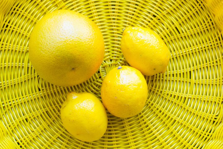 <p><b>PROFUMO DI... </b></p><p> </p><p>L'aroma di limone ha proprietà energizzanti. Inoltre secondo diversi studi scientifici stimola il <b>buonumore</b>, riduce l'ansia ed è un valido aiuto per <b>memoria e concentrazione</b>. Usa un brucia essenze e alcune gocce di <b>olio essenziale</b> al limone: in un attimo avrai una ventata di allegria insieme a un <b>ambiente fresco</b> e deliziosamenteprofumato.</p>
