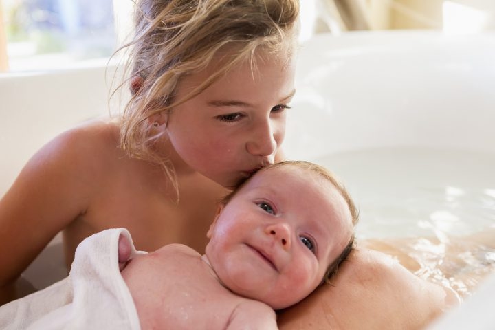 <p><b>COCCOLE PER LA PELLE</b></p><p> </p><p>Coltiva il <b>benessere</b> del tuo organismo con i prodotti, dolci e naturali, che sceglieresti anche per un <b>bambino</b>. Per esempio, l'<b>amido di riso</b>: antinfiammatorio, mantiene la pelle morbida. Se hai una <b>vasca da bagno</b> sciogli qualche cucchiaio nell'acqua, altrimenti non preoccuparti: nella <b>doccia</b> puoi utilizzare una tazza. Ti basta diluire l'amido, ma non troppo, in modo da creare una pasta che potrai massaggiare sull'<b>epidermide</b>.</p>
