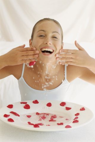 <p><b>SCEGLIERE CON AMORE</b></p><p> </p><p>Certi <b>profumi</b> sono indimenticabili: come l'<b>aroma di un tempo</b> che inequivocabilmente ti fa pensare a tua madre, alla nonna. <b>Prodotti</b> che una volta erano pochi ma custoditi con grande cura. Ritrova anche tu la qualità, che non significa grandi case o marchi, ma un'etichetta da leggere con cura, una ricetta creata magari da una <b>realtà locale</b>, con attenzione verso le materie prime, <b>amore</b>. Forse avremo meno prodotti, ma certamente qualcosa di più, sia a livello qualitativo, sia dal punto di vista emozionale. </p>