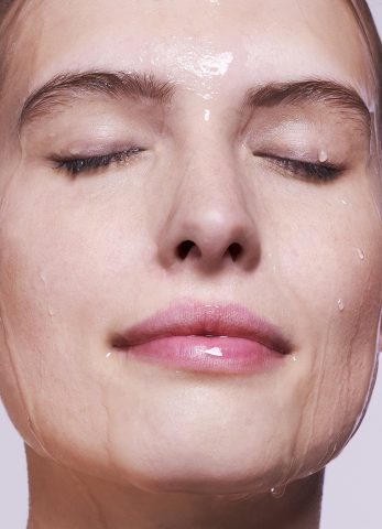 <p><b>EFFETTO TONIFICANTE</b></p><p><b></b></p><p>Non essere <b>pigra</b> e non temere l'acqua fredda: dopo la coccola di una <b>doccia bollente</b>, abituati a dirigere un ultimo getto freddo sul corpo, soprattutto verso <b>seno</b>, cosce e glutei. Contribuirà alla <b>tonicità</b> dei tessuti e con il tempo diventerà un piacevole rito in grado di <b>energizzarti</b>. Per iniziare in maniera dolce regola la temperatura prima sul tiepido, poi, progressivamente verso il<b> freddo</b>. L'ultimo gesto prima di uscire dalla doccia? Unisci i <b>palmi delle mani</b> e premili uno contro l'altro, mentre i gomiti vengono spinti verso l'esterno: <b>conta fino a 5</b>, poi ripeti la serie per 2-3 volte. Un <b>esercizio</b> prezioso per la bellezza del tuo seno.</p>