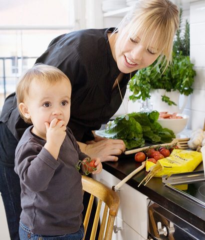 <p>Coinvolgere i bambini nella preparazione dei pasti è sicuramente un momento di <b>accrescimento per loro e per noi</b>. La cucina però, è a misura di adulto e bisogna fare attenzione per evitare ogni tipo di incidente! Vediamo quali sono le regole principali da seguire:</p><p><b>1- Alla larga da fuoco e coltelli!</b> Le manine dei bambini non devono mai arrivare agli utensili pericolosi e alle pentole sui fornelli.</p><p><b>2- Attenzione alle cadute</b>: permettete ai bambini di salire in piedi sulle sedie (sarebbero meglio le seggioline basse), ma abbiate l'accortezza di stare sempre accanto a loro, di posizionare la sedia dove non possono farsi male (vicino al lavello sì, ma sempre lontano dal piano cottura). Lo schienale della sedia deve sempre essere posizionato contro il mobile, viceversa il bambino avrà la tentazione di appoggiarsi all'indietro e cadere!</p><p><b>3- Un occhio all'igiene</b>: fate sempre lavare le manine ai bambini prima di aiutarvi e sempre dopo nel caso si siano maneggiati cibi crudi.</p><p>E adesso... prepariamo insieme un gustoso <b>ragù con le polpette</b>!</p>