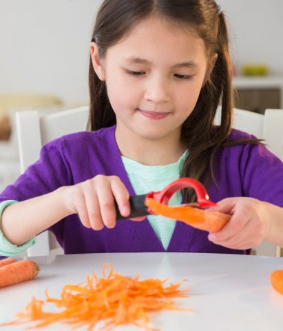 <p>Lavate e pelate le carote e il sedano. Affettate la cipolla.</p><p><b>Cosa possono fare i bimbi:</b> sicuramente <b>lavare le verdure</b> sarà un gran divertimento. Lasciateli sguazzare un po' con l'acqua, intanto che voi affettate la cipolla (non fatela toccare ai piccoli).</p>