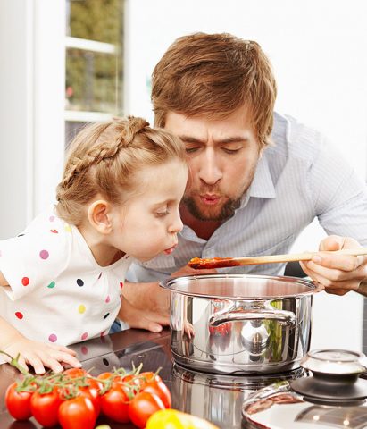 <p>Quando il sugo avrà raggiunto il bollore abbassate la fiamma al minimo e <b>immergete le polpette</b> (operazione vietata ai bambini!). Lasciar cuocere le polpette 30-40 minuti, quindi toglietele dal sugo e far continuare la cottura del ragù per almeno altri 40 minuti.</p>