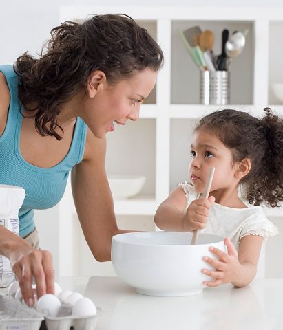 <p>Voi <b>affettate</b> finemente cipolla, sedano e carote.</p><p><b>Cosa possono fare i bambini:</b> nel frattempo date loro una ciotola e un cucchiaio e fategli versare <b>metà della carne di vitello</b> e metà di quella di maiale. Rompete <b>due uova</b> (se sono grandicelli fatelo fare a loro!) e mettetele nella carne, aggiungete sale e un po' di pangrattato e fate mescolare ai bambini.</p><p>Nel frattempo voi fate <b>soffriggere il trito di verdure</b> in una capiente casseruola, aggiungere la carne rimasta a fatela rosolare. Versate il vino bianco e fate evaporare.</p>