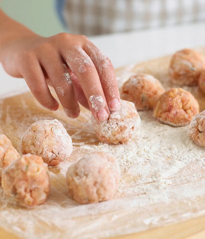 <p>Versate nella casseruola la <b>passata di pomodoro</b> e regolate di sale. Aggiungete un po' di acqua se necessario.</p><p>Intanto che il sugo arriverà al bollore <b>fate le polpette con i bambini</b>! Regolate l'impasto con il pangrattato, inumidite le mani e procedete a fare delle piccole polpette. Lasciate fare ai bambini come vengono, anche se le loro non saranno perfette! Anche i <b>bambini molto piccoli</b> (dai 12 mesi) si possono divertire a maneggiare l'impasto. Date loro una piccola quantità di carne e lasciateli "pasticciare", teneteli sotto controllo solo per evitare che si mangino la carne cruda! </p>