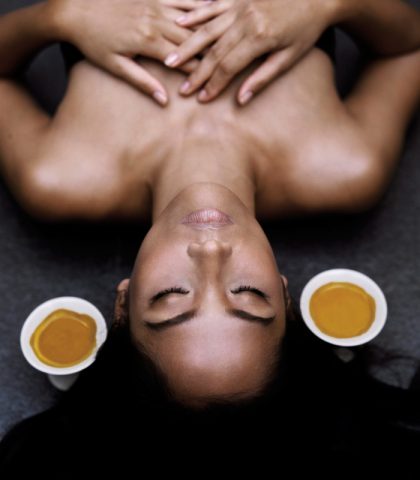 <p>La curcuma ha un’azione<b> antiossidante</b> molto potente. Cosa significa? Vuol dire che la curcumina va a contrastare e neutralizzare la produzione di <b>radicali liberi</b> dell’organismo, mantenendo le cellule giovani e sane.</p>