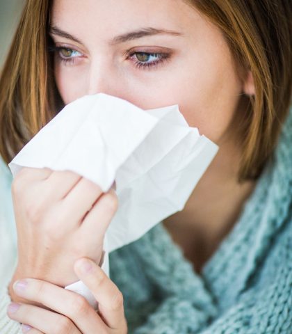 <p>La curcuma come un’aspirina? Quasi, ma senza effetti collaterali. Gli oli essenziali e i principi attivi contenuti nella spezia svolgono una forte funzione <b>antinfiammatoria</b> tanto che possono ridurre <b>dolori articolari</b> e muscolari così come i fastidi di <b>influenza</b>, emicranie e malattie da raffreddamento.</p>