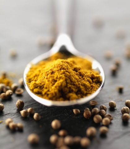 <p>Il sapore della curcuma è molto particolare ma non invasivo e la dose<i> salutare</i> consigliata è di circa <b>due cucchiai</b> da caffè al giorno. Ma, per trarne ogni beneficio possibile, la spezia va consumata abbinata al <b>pepe nero</b> oppure a un <b>olio vegetale</b> come quello di oliva. Questi accostamenti, infatti, rendono la curcumina attiva e più efficace nelle sue azioni benefiche.</p><p>Usare la curcuma si può non solo su verdure, carni bianche o pesce ma anche per colorare <b>pasta fresca</b>, risotti, dolci, creme, salse e <b>yogurt</b>. Oltre al tocco dorato e al sapore lievemente esotico, si aggiungerà così al pasto una buona dose di benessere e giovinezza per l’organismo.</p><p>Un’ultima avvertenza...attenzione alle dita: la curcuma è un potente <b>colorante</b>! Il consiglio è quello di evitare di toccare direttamente con le dita la spezia pura.</p>