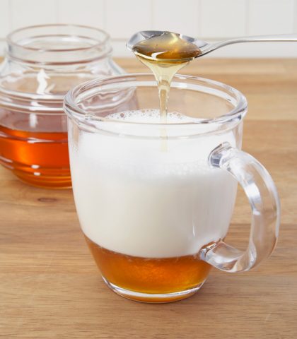 <p><b>Il latte, nemico o amico della tosse?</b></p><p>Tra i rimedi della nonna più consigliati per la tosse, c'è il classico<b> latte caldo </b>con il<b> miele</b> e, in alcuni casi, con un goccio di cognac. In realtà, il latte aumenta notevolmente la quantità di <b>muco</b> e, soprattutto in caso di tosse produttiva, andrebbe evitato.</p><p>Diverso il discorso se la tosse è <b>secca</b>, stizzosa e accompagnata da gola irritata. In quest'ultimo caso, una tazza di latte caldo con miele può lenire il fastidio.</p><p>Potendo però scegliere la bevanda ideale contro la <b>tosse notturna</b>, da sorseggiare prima di coricarsi, è più indicata una<b> tisana</b> dolcificata con miele. Il liquido caldo, arricchito dai principi attivi delle erbe officinali, funziona da sedativo sullo spasmo che porta a tossire. Il miele, invece,<b> lenisce la gola</b> e ne diminuisce l'irritazione.</p>
