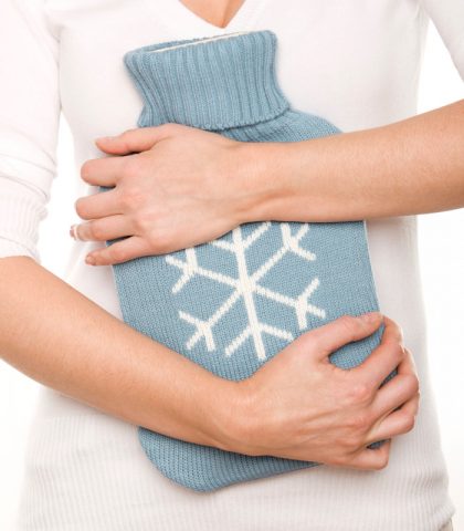 <p><b>Cara, vecchia boule dell'acqua calda</b></p><p>Ebbene sì, la <b>borsa dell'acqua calda </b>non serve soltanto a calmare i crampi allo stomaco e il mal di pancia. Sono proprio le nonne, infatti, a tramandarne anche l'uso contro la <b>tosse notturna</b>.</p><p>Per utilizzare la bolle in caso di tosse, è necessario avvolgerla in un <b>panno </b>o una copertina di lana e posizionarla proprio tra le <b>scapole</b>. Il calore aiuterà a fluidificare e a calmare il muco stagnante, diminuendo così gli attacchi di tosse durante la notte. Chiaramente si tratta di un rimedio da adottare in posizione <b>sdraiata e prona</b>, in modo da mantenere la borsa dell'acqua calda nella posizione corretta.</p>