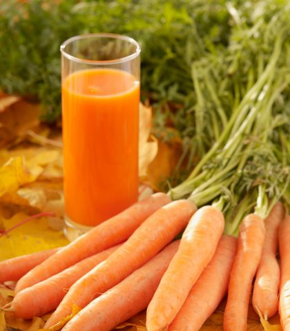 <p><b>Contro la tosse, un elisir arancione</b></p><p>Le <b>carote</b> conoscono la ribalta in estate, quando se ne fanno scorpacciate per via dell'elevato contenuto di <b>betacarotene</b> e dell'azione intensificatrice sull'abbronzatura.</p><p>Inoltre, le carote crude sono tra gli ortaggi preferiti dai piccoli di casa e tra gli ingredienti onnipresenti degli snack dietetici. Inaspettatamente, però, questi ortaggi economici sono un <b>toccasana anche in caso di tosse persistente</b>. Le nonne, infatti, insegnano a prepararne uno speciale <b>sciroppo</b>, 100% naturale.</p><p>Come si fa? La prima cosa da fare è tagliare gli ortaggi a<b> rondelle</b> ma senza togliere la buccia. Lo step successivo è riporre le carote tagliate in una ciotola, ricoprendole di <b>zucchero</b>. La preparazione va lasciata <b>macerare</b> tutta la notte e il succo ottenuto diventa così uno sciroppo speciale contro gli attacchi di tosse, da sorseggiare durante la giornata.</p>