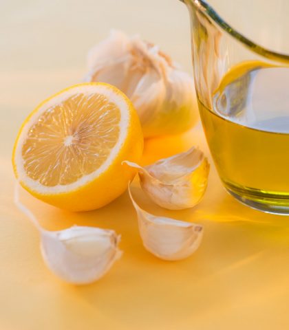 <p><b>L'efficacia anti-tosse di miele e limone</b></p><p>Il <b><a href="https://www.donnamoderna.com/salute/miele-proprieta-curative-tipi" target="_blank">miele</a> </b>ha notevoli proprietà espettoranti e battericide, mentre il <b>limone</b> è un potente <b>antivirale</b> oltre che uno scrigno colmo di <b>Vitamina C</b>. Uniti, questi due ingredienti sono estremamente efficaci sulla tosse.</p><p>Per sfruttarne al meglio le proprietà combinate, è sufficiente prendere una piccola quantità di miele con un cucchiaio ed <b>emulsionare </b>sullo stesso qualche goccia di limone. Non vi sono limiti nel consumo di questa benefica preparazione, adatta anche ai bambini. Si tratta, infatti, di un'emulsione contro la tosse da assumere <b>al bisogno</b>, sia di giorno sia di notte.</p><p>Vi sono ulteriori varianti di questo rimedio, in grado di potenziarne l'azione <b>antibatterica</b>. Tra questi, ricordiamo il classico <b>spicchio d'aglio tritato</b>, aggiunto proprio a miele e limone. Quest'ultimo intruglio non è da tutti, ma l'effetto medicamentoso è davvero rilevante.</p>