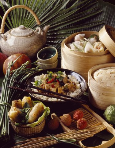 <p><b>TÈ IN CUCINA</b></p><p>Sai che in <b>Asia</b> il tè viene utilizzato in numerose preparazioni culinarie? Per esempio, nell'acqua di cottura delle <b>uova</b>, a cui vengono aggiunte foglie di tè per insaporire. Invece del vino prova a utilizzare una tazza di tè per <b>marinare</b> il pollo: un'ondata di <b>gusto naturale</b> e light.</p>
