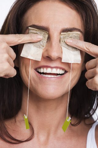 <p><b>TÈ E OCCHI STANCHI</b></p><p>Occhiaie e borse sotto gli occhi? Per dare sollievo agli <b>occhi stanchi</b> applica due bustine di tè imbevute: il rimedio avrà più successo se lasci le bustine in <b>frigorifero</b>. Per aumentare il delizioso <b>effetto tonificante </b>puoi utilizzare acqua termale o un tonico naturale, con cui bagnare le bustine, di grande sollievo soprattutto in caso di <b>orzaioli</b> o congiuntiviti.</p>