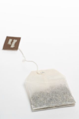 <p><b>FAI DA TE SACCHETTI PROFUMATI</b></p><p>Desideri un sistema semplicissimo per creare dei sacchetti profumati per l'<b>armadio</b>? Usa delle vecchie bustine di tè: taglia il filo di cotone e aggiungi qualche goccia del tuo <b>olio essenziale</b> preferito. Un'idea economica e molto utile per profumare in modo <b>naturale</b> armadi e cassetti. O persino... creare un <i>arbre magique</i>!</p>
