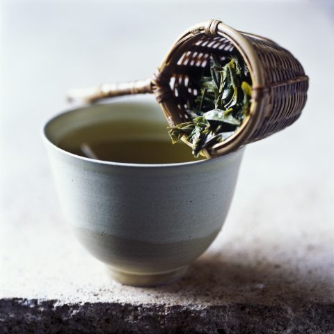 <p><b> DEUMIDIFICATORE NATURALE</b></p><p>Sai che il tè ti aiuta a deumidificare la casa? Se di solito utilizzi il <b>tè verde</b> in foglia, non buttare i residui. Lascia asciugare le foglie su un <b>davanzale</b>, poi riponile in una ciotola o un <b>vasetto</b> da posizionare negli <b>angoli più umidi</b> e strategici della casa, o negli armadi e in dispensa. Anche il sale assorbe l'umidità in modo <b>naturale</b>: aggiungendo questo elemento potrai contribuire al <b>benessere</b> di casa e debellare l'umidità.</p>
