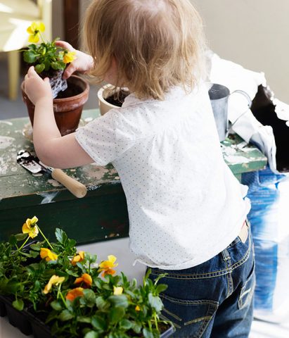 <p>I bambini saranno felicissimi anche di aiutarvi a <b>rinvasare i fiori</b>! Non solo frutta e verdura: potete coltivare nei più piccoli anche l'amore per il bello. Procuratevi dei <b>fiori</b> adatti ad essere trapiantati in primavera (primule, violette, azalee, gerani...), terra da rinvaso e ghiaia. Poi scegliete insieme ai bambini i vasi da utilizzare: anche qualche vaso di recupero andrà bene, magari colorato dai bambini! Poi fate sperimentare ai piccoli la bellezza di tenere una piantina fra le mani con le piccole radici che sporgono, adagiarla nei vasi con un fondo di ghiaia e ricoprire le radici con la terra. Un <b>balcone fiorito</b> e colorato sarà una gioia per tutta la famiglia!</p>
