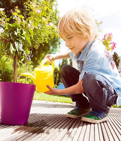 <p>Dopo aver fatto insieme i lavori "straordinari" di giardinaggio non dimenticatevi di farvi aiutare nella <b>cura quotidiana di piante e fiori</b>: bastano pochi minuti per responsabilizzare i bambini e infondere loro la passione per il verde!</p>